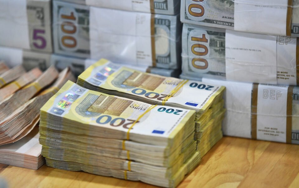 ngan-hang-rao-ban-loat-lo-dat-vang-tri-gia-tram-ty-tai-tphcm