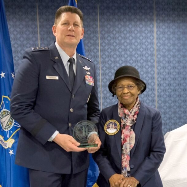 nguoi-phu-nu-dat-nen-mong-cho-he-thong-dinh-vi-toan-cau-gps