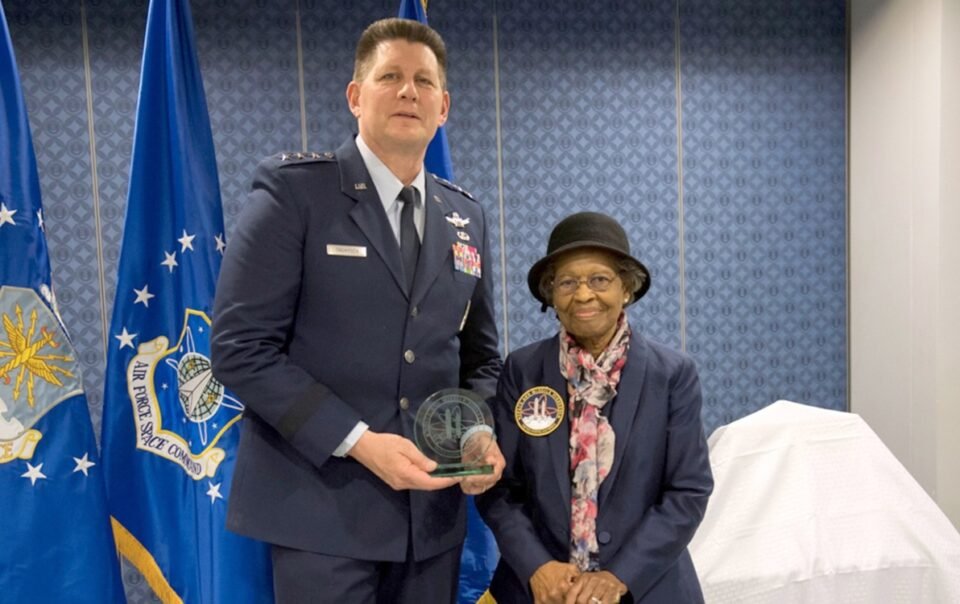 nguoi-phu-nu-dat-nen-mong-cho-he-thong-dinh-vi-toan-cau-gps