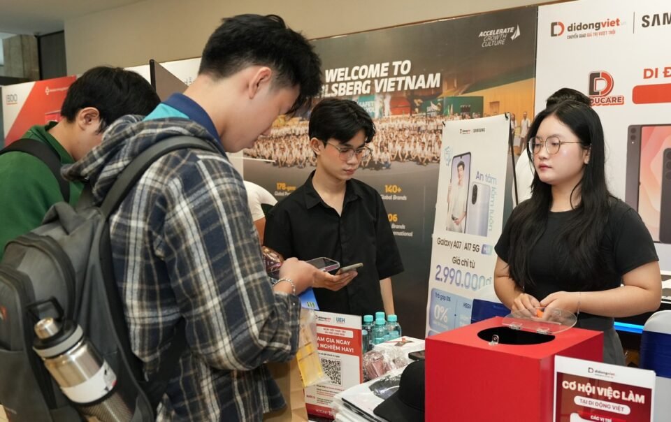 giua-lan-song-cat-giam,-mot-nhom-nhan-su-tre-van-duoc-doanh-nghiep-‘trai-tham-do’-san-don