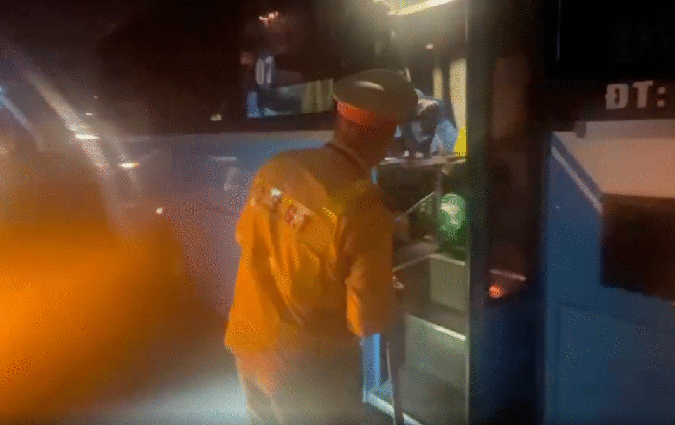 cho-40-nguoi-tren-o-to-29-cho,-tai-xe-va-chu-xe-khach-bi-phat-27,5-trieu-dong