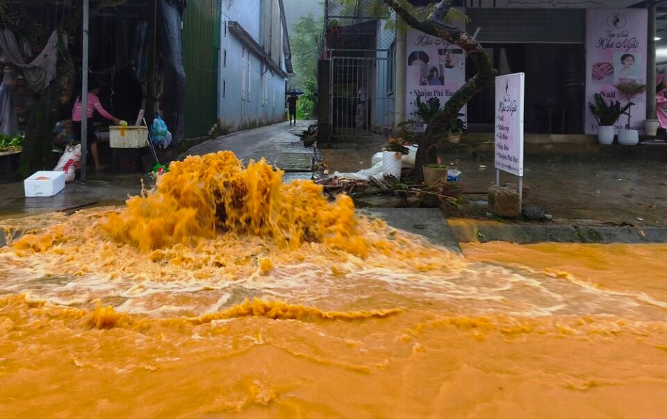 mua-trang-troi-a-luoi,-duong-ho-chi-minh-thanh-song