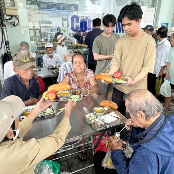 quan-may-ngan-va-bua-com-no-bung-am-long