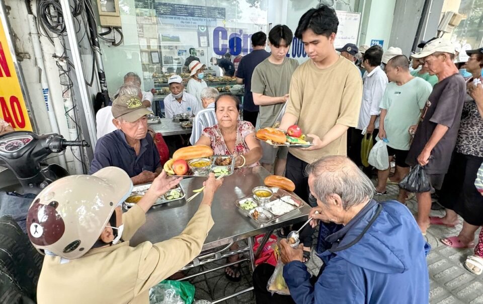 quan-may-ngan-va-bua-com-no-bung-am-long