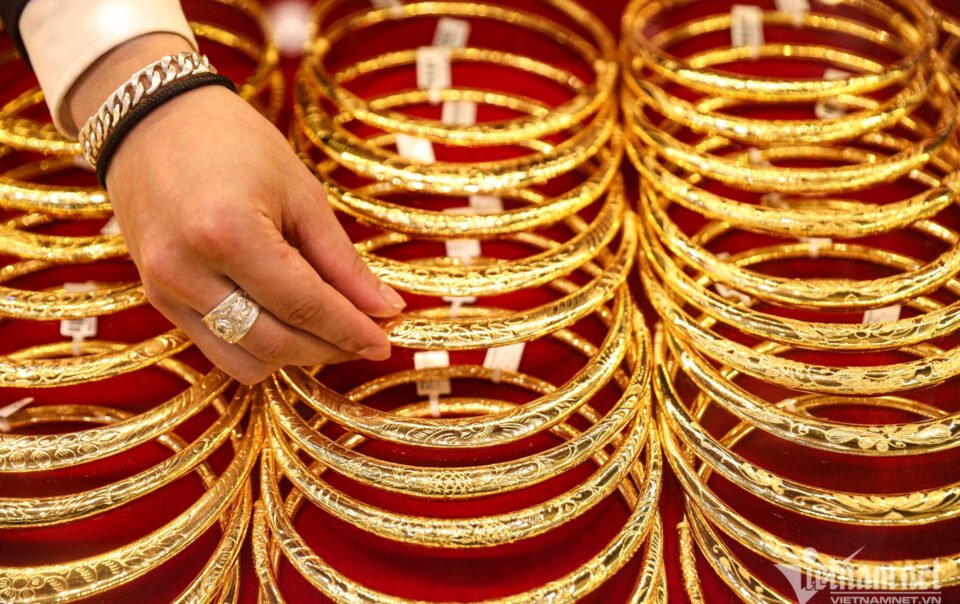 sau-con-sot,-gia-vang-giam-toi-12-trieu-dong/luong:-co-con-xuong-them?