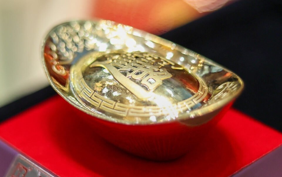 gia-vang-hom-nay-26/10/2025:-song-tang-tam-dung,-vang-cho-cu-but-pha-moi