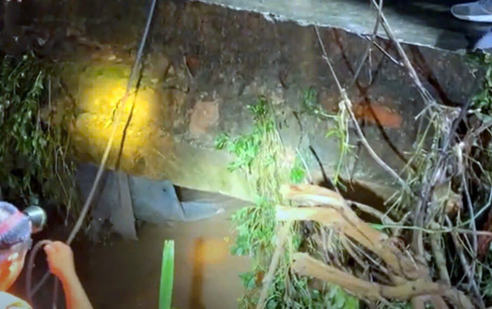 nu-giao-vien-bi-nuoc-lu-cuon-troi-500m