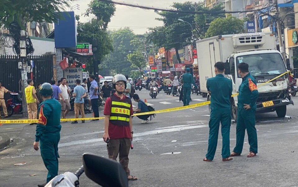 va-cham-voi-o-to,-xe-may-cho-doi-nam-nu-vang-xa-20m,-co-gai-tu-vong-tai-cho