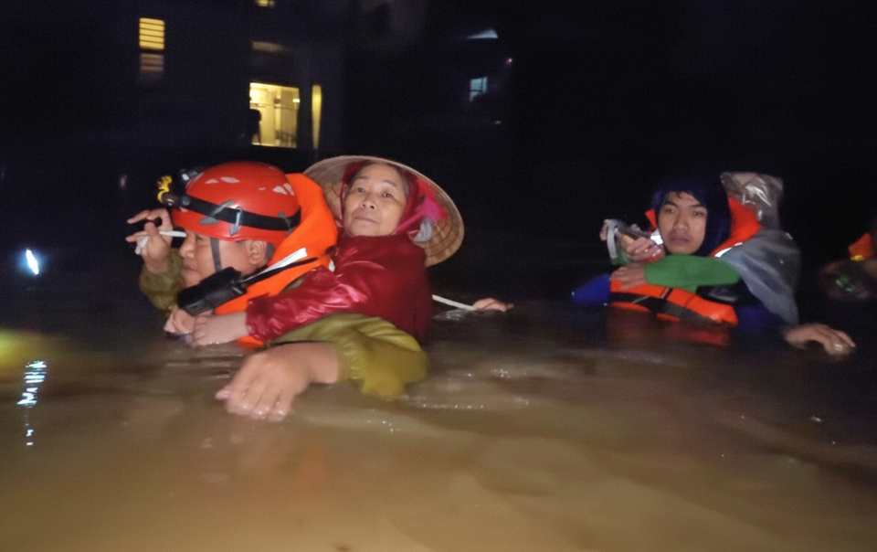 mien-trung-con-mua-lon-phuc-tap,-thu-tuong-yeu-cau-chu-dong-so-tan-dan-den-noi-an-toan