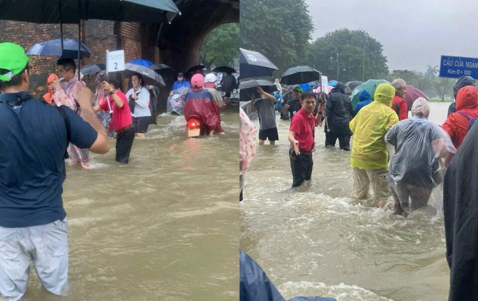 khach-tay-‘vuot-lu’-o-hue:-den-san-bay-bang-do,-loi-nuoc-tham-quan-dai-noi