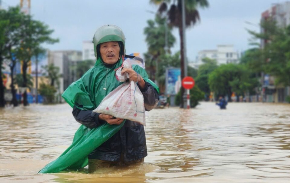 huong-dan-ky-nang-ung-pho-thien-tai-bang-hinh-thuc-gan-gui-nhu-to-roi-o-cho,-dien-tap-trong-lang