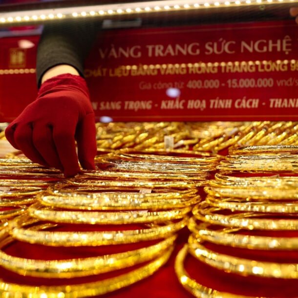 gia-vang-hom-nay-3/11/2025:-chiu-suc-ep-giam-gia,-vang-cam-cu-den-khi-nao?