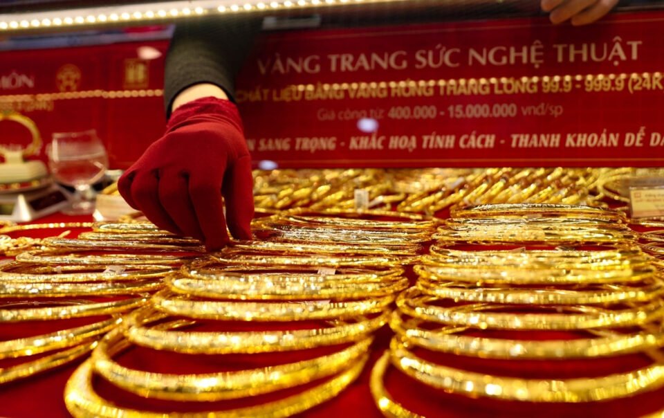 gia-vang-hom-nay-3/11/2025:-chiu-suc-ep-giam-gia,-vang-cam-cu-den-khi-nao?