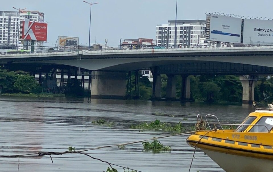 dung-o-to-giua-cau,-tai-xe-cong-nghe-co-hanh-dong-bat-thuong-roi-nhay-xuong-song