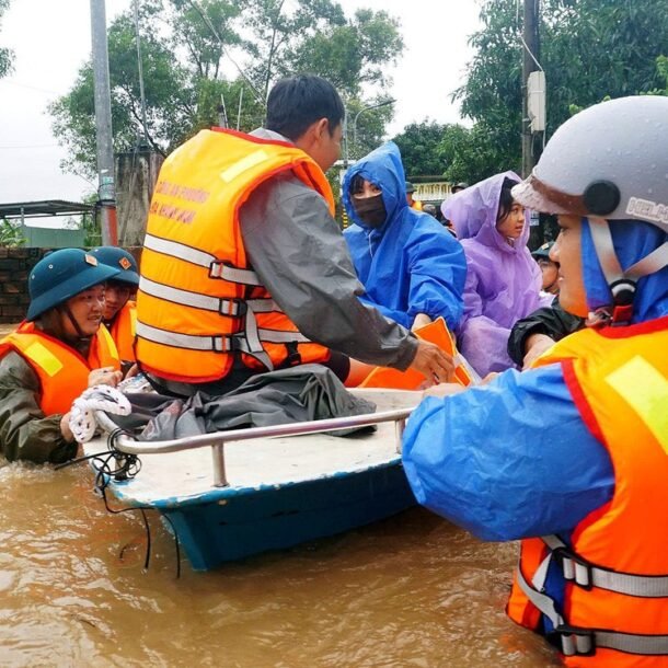 nguoi-dan-trung-tam-da-nang-giat-minh-vi-nuoc-lu-dang-nhanh-sau-mot-dem