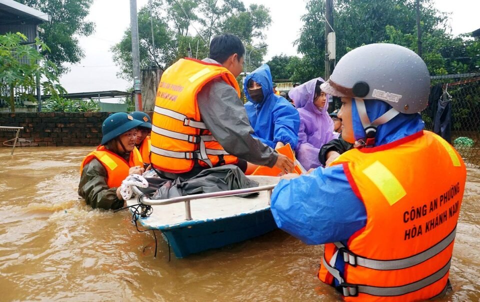 nguoi-dan-trung-tam-da-nang-giat-minh-vi-nuoc-lu-dang-nhanh-sau-mot-dem