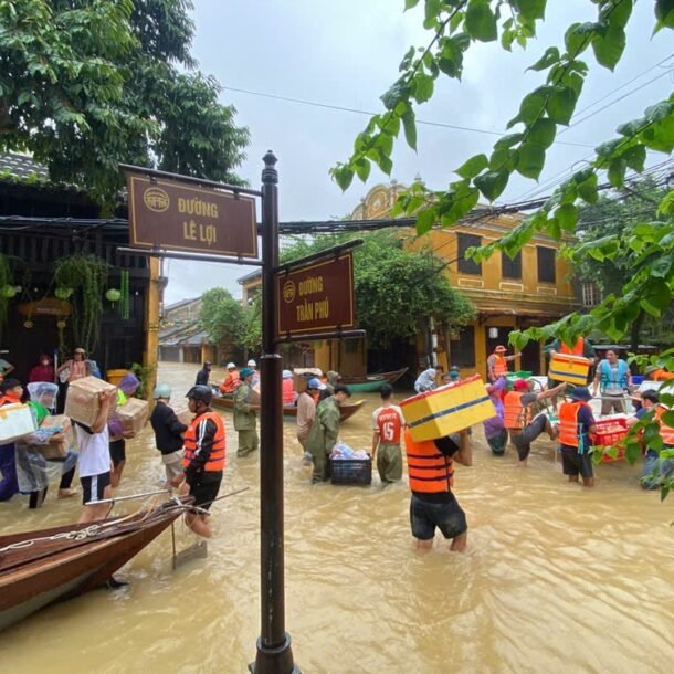 nhung-hon-loan,-gap-gap-dong-day-yeu-thuong-trong-lu