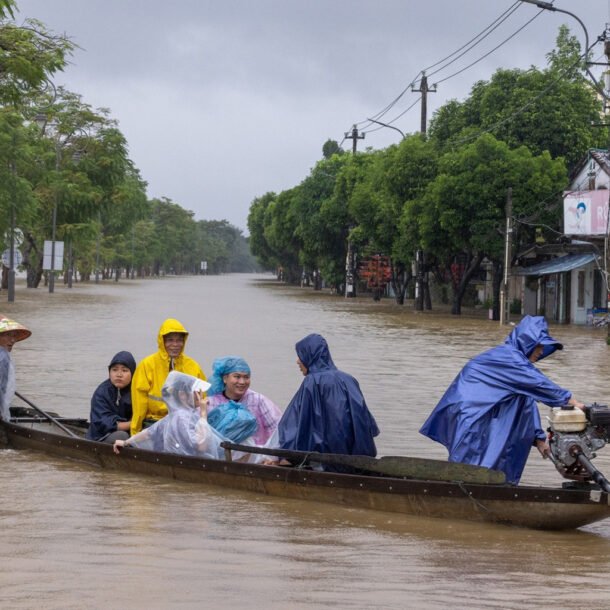 lu-tren-cac-song-o-hue-–-da-nang-lai-len-nhanh,-nhieu-xa-phuong-tai-ngap-lut