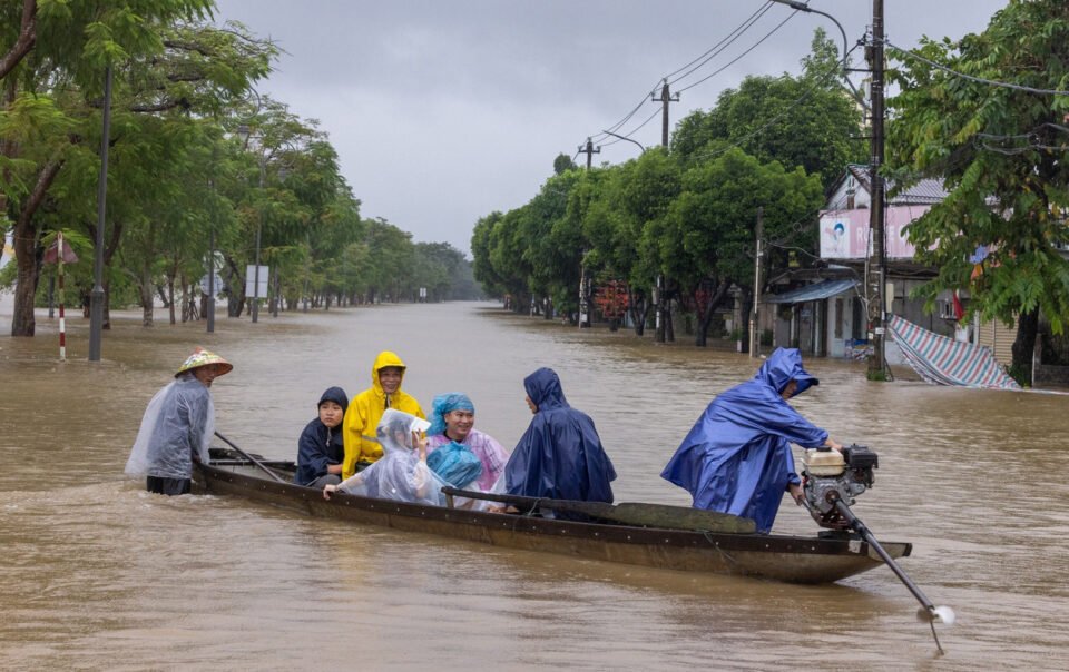 lu-tren-cac-song-o-hue-–-da-nang-lai-len-nhanh,-nhieu-xa-phuong-tai-ngap-lut