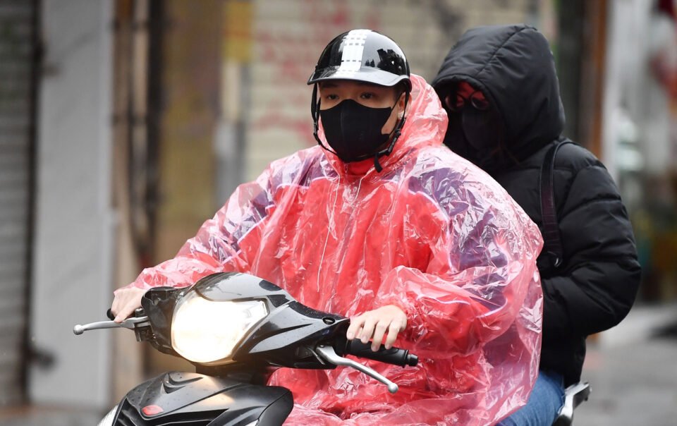 du-bao-thoi-tiet-4/11/2025:-ha-noi-tiep-tuc-mua-ret,-bao-gio-hung-nang?