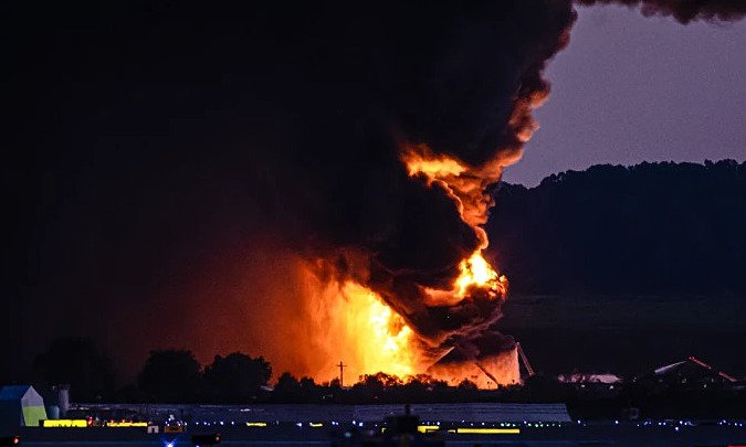 khoanh-khac-nhan-chung-soc-khi-may-bay-cho-hang-my-bien-thanh-cau-lua