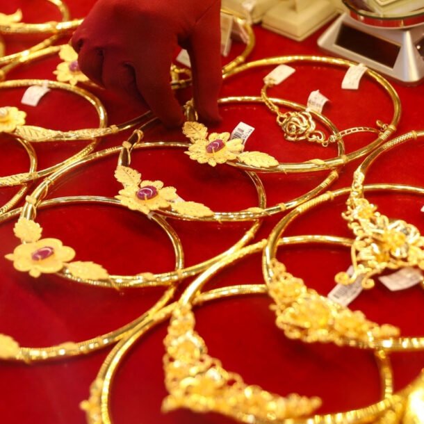 gia-vang-hom-nay-7/11/2025-tang-tro-lai,-sjc-lai-cao-chot-vot