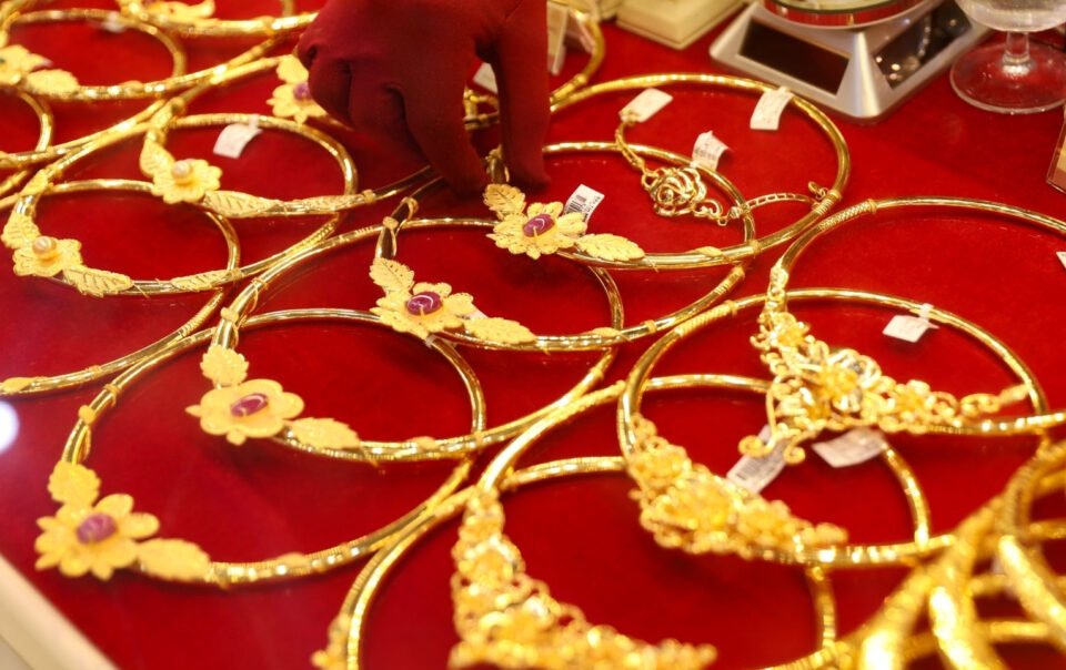 gia-vang-hom-nay-7/11/2025-tang-tro-lai,-sjc-lai-cao-chot-vot