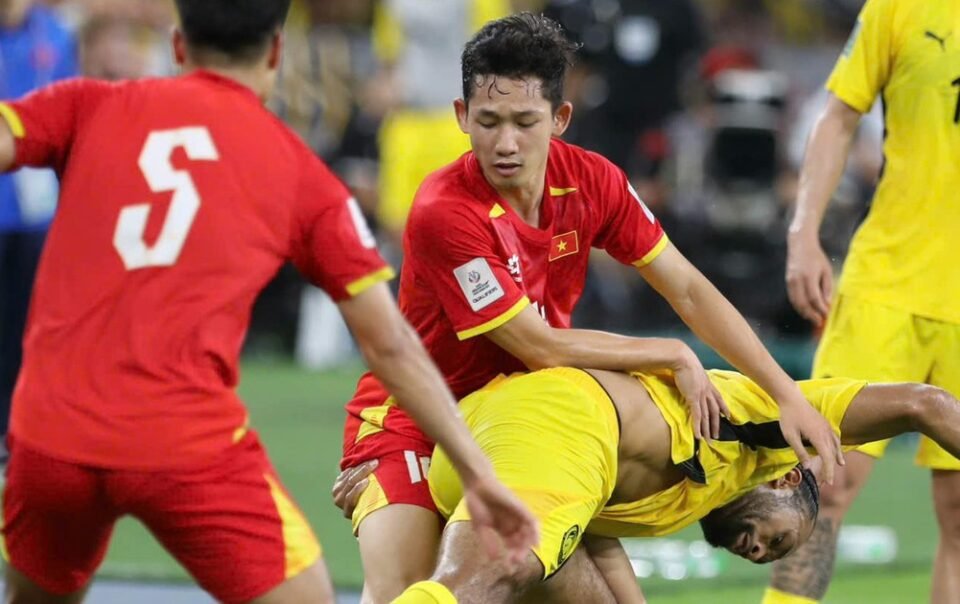 13-quan-chuc-fam-bi-doi-phai-tu-chuc-lap-tuc,-khong-duoc-kien-fifa:-tham-hoa-da-‘kich-tran’