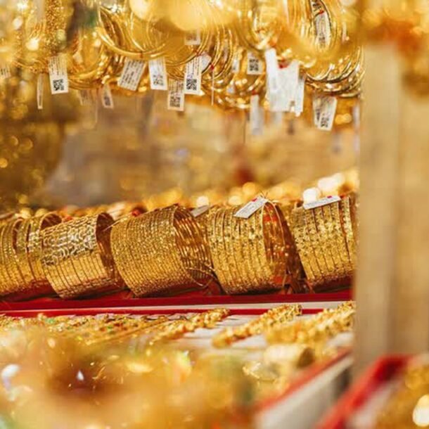 vang-the-gioi-lai-vuot-moc-4.000-usd,-gia-trong-nuoc-bat-tang-theo