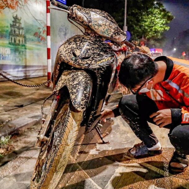 bun-nhao-tran-tren-pho-trung-tam-ha-noi-lam-nhieu-nguoi-nga-dui-dui,-cong-an-vao-cuoc