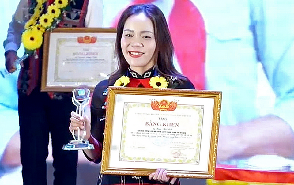 miet-mai-gieo-chu-giua-dai-ngan-tay-giang