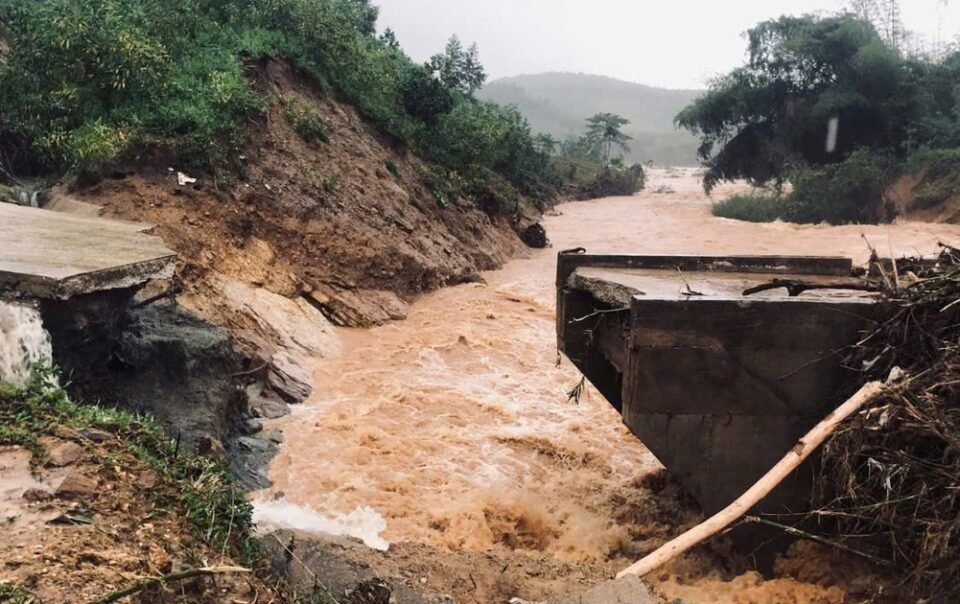 quang-ngai:-nuoc-lu-cuon-troi-cau-nuoc-bao,-288-ho-dan-bi-co-lap