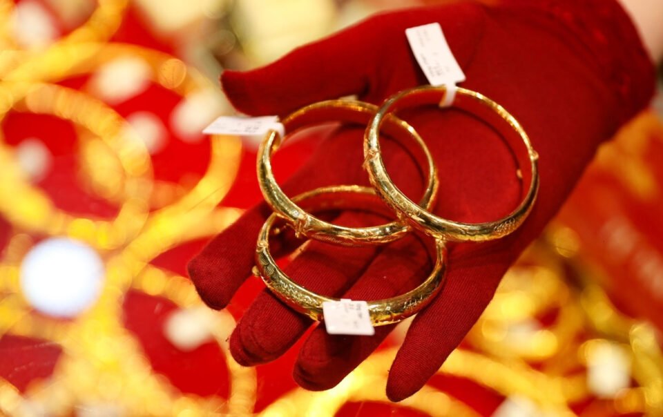 gia-vang-hom-nay-15/11/2025-ket-tuan-sjc-tang-toi-2,6-trieu-dong/luong