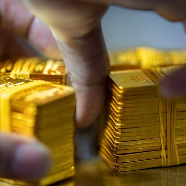 nguoi-dan-ong-ke-viec-ban-vang,-loi-gap-15-lan-gui-tiet-kiem