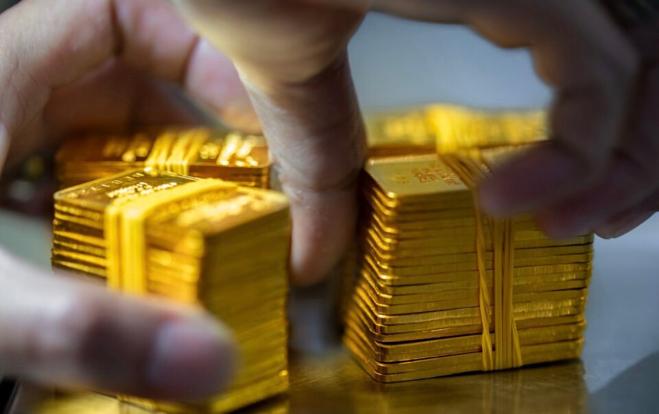 nguoi-dan-ong-ke-viec-ban-vang,-loi-gap-15-lan-gui-tiet-kiem