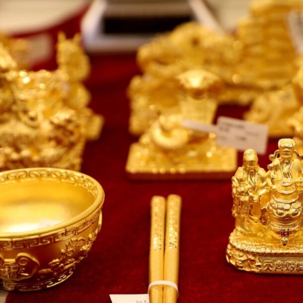 gia-vang-the-gioi-bat-ngo-lao-doc,-mat-gan-100-usd/ounce