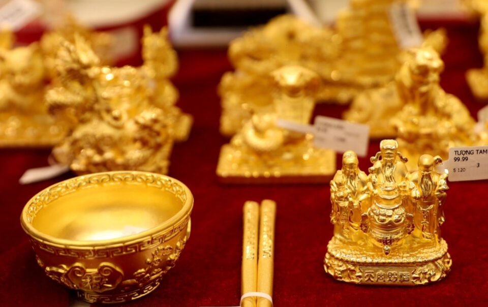 gia-vang-the-gioi-bat-ngo-lao-doc,-mat-gan-100-usd/ounce