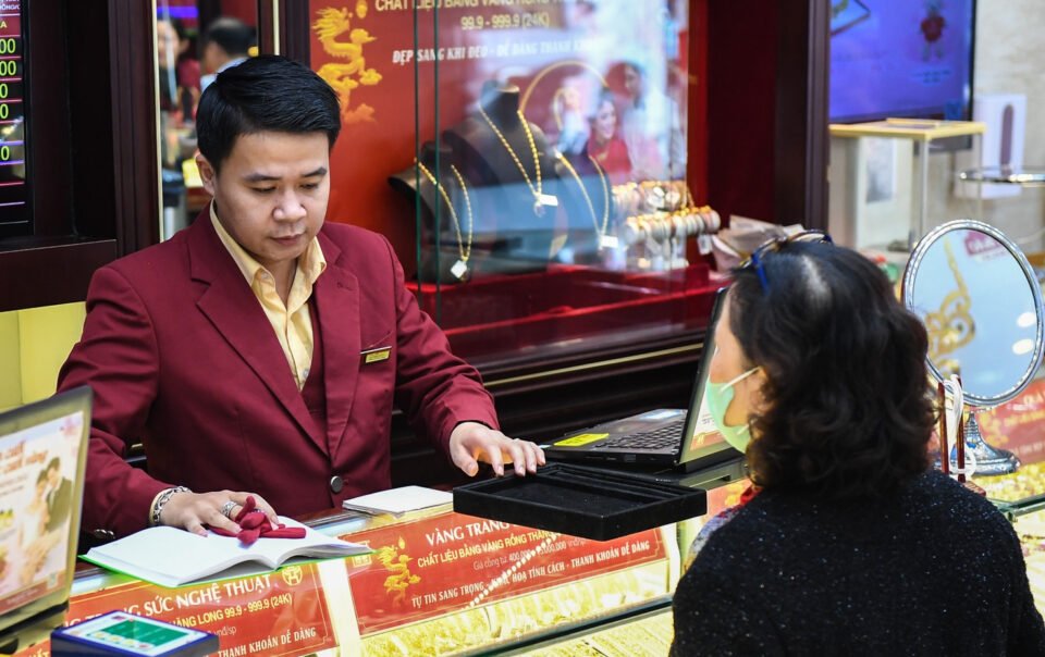 gia-vang-tang-gap-doi-sau-1-nam,-me-mua-5-chi-cho-con-di-hoc-bat-ngo-lai-lon