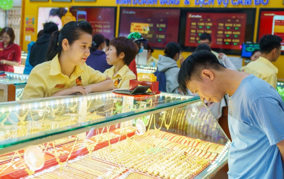 gia-vang-hom-nay-14/11/2025:-phien-chieu-sjc-lai-'quay-dau'-giam-tiep