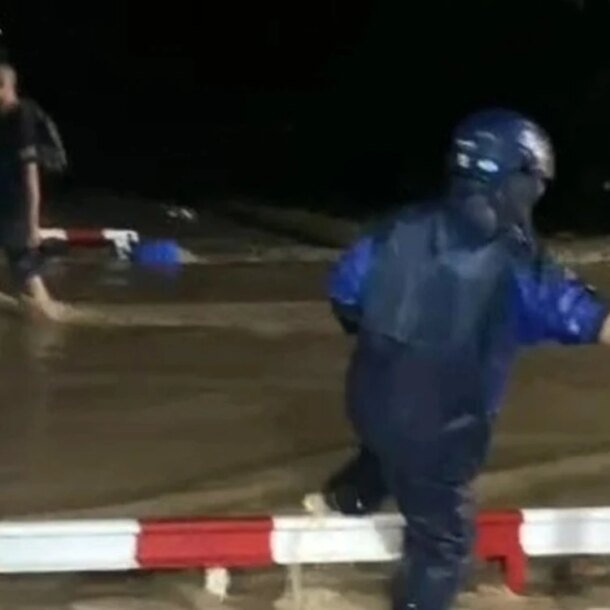 duong-sat-bac-–-nam-qua-khanh-hoa-da-thong,-canh-sat-giai-cuu-3-du-khach-nga-mac-ket-giua-vung-lu