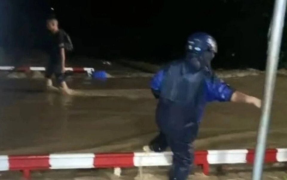 duong-sat-bac-–-nam-qua-khanh-hoa-da-thong,-canh-sat-giai-cuu-3-du-khach-nga-mac-ket-giua-vung-lu