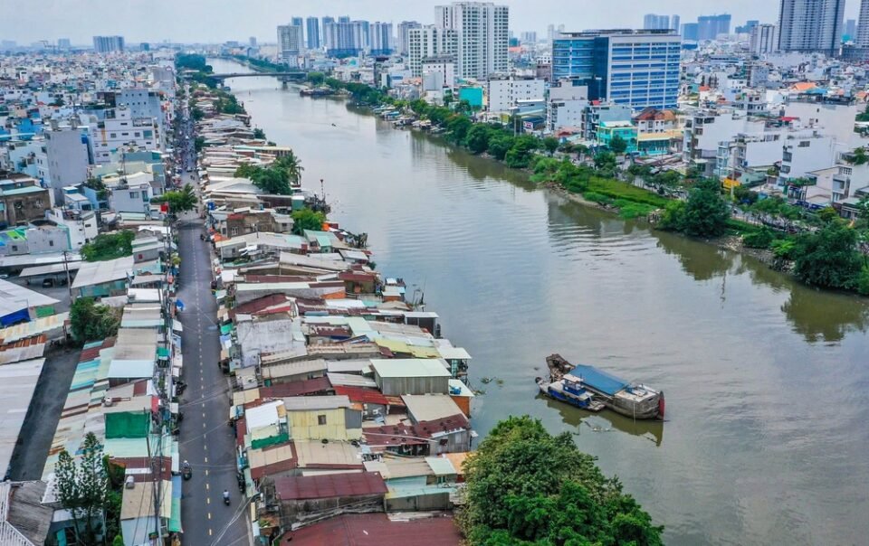 tp.hcm-mo-rong-duong-ton-that-thuyet-gap-4-lan,-hinh-thanh-cong-vien-ven-kenh-te