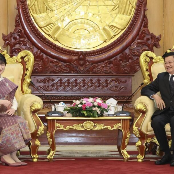 cong-chua-nhat-tham-vientiane,-mac-trang-phuc-truyen-thong-lao