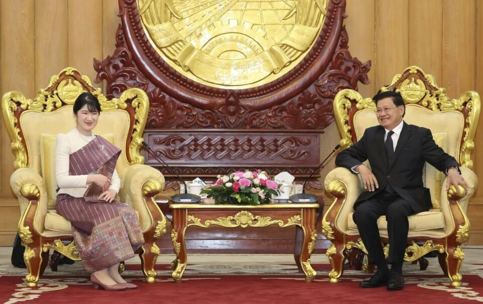 cong-chua-nhat-tham-vientiane,-mac-trang-phuc-truyen-thong-lao