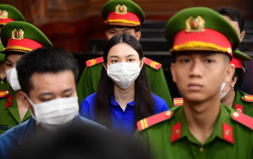 tong-giam-doc-cong-ty-sen-vang-vang-mat-tai-phien-toa-xet-xu-hoa-hau-thuy-tien