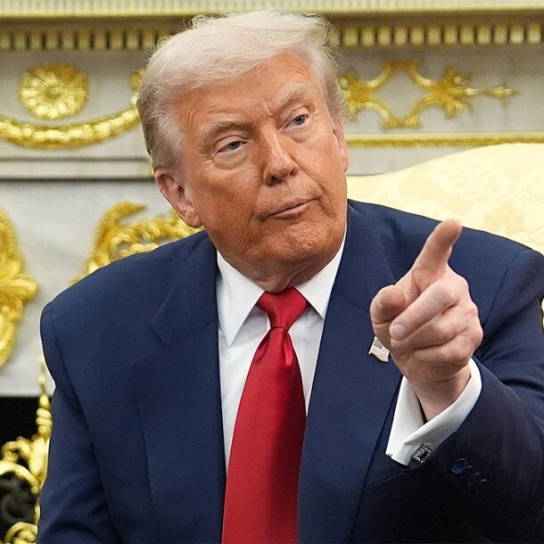 ong-trump-chi-trich-phong-vien,-doa-tuoc-giay-phep-dai-truyen-hinh-my