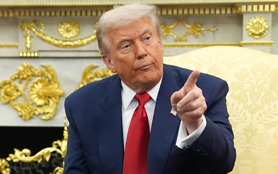 ong-trump-chi-trich-phong-vien,-doa-tuoc-giay-phep-dai-truyen-hinh-my