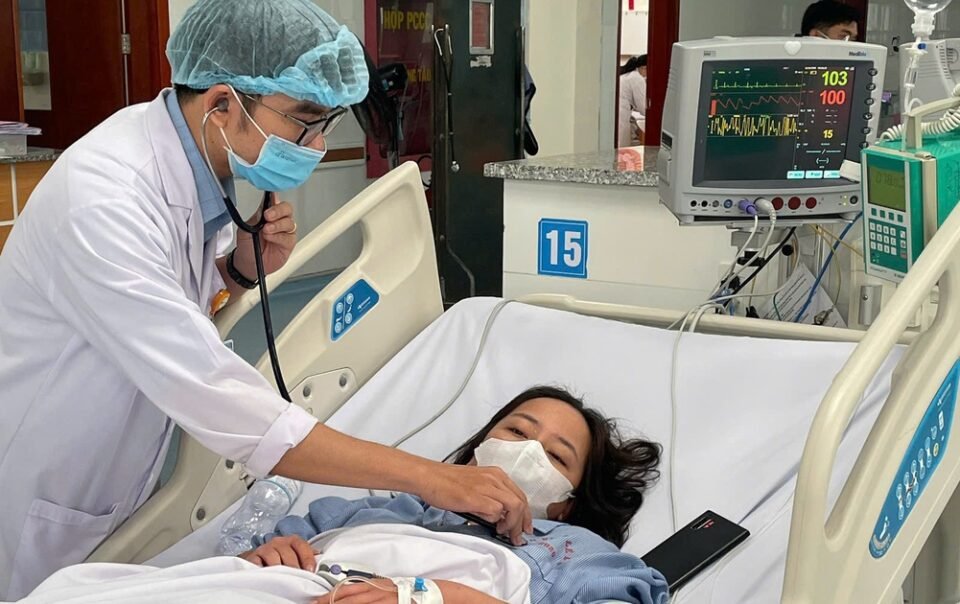 tp.hcm:-cuu-song-nu-benh-nhan-bi-sot-xuat-huyet-nguy-kich,-lien-tuc-tai-soc