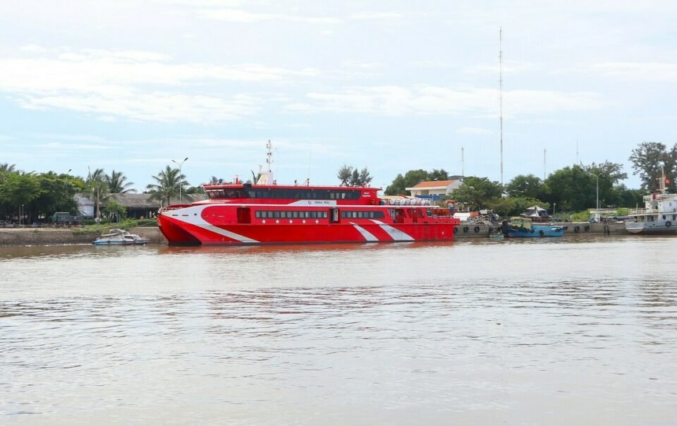 tam-dung-tat-ca-tau-khach-ra-dao-phu-quy