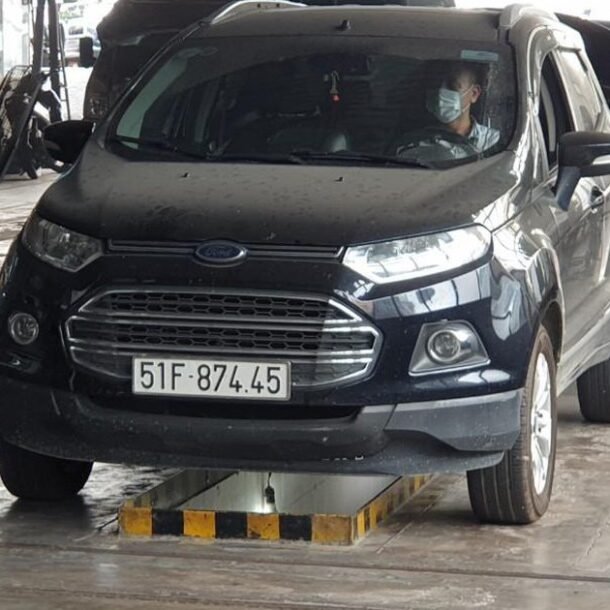 o-to-hong-den-soi-bien-so-co-‘dau’-dang-kiem?